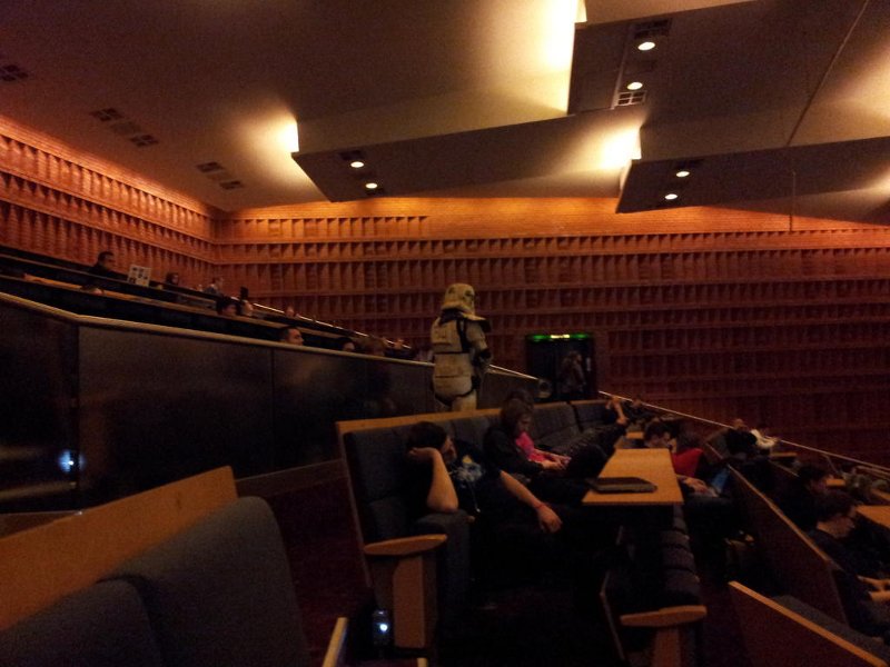 05_Stormtrooper in Saal 1 via twitter_klein